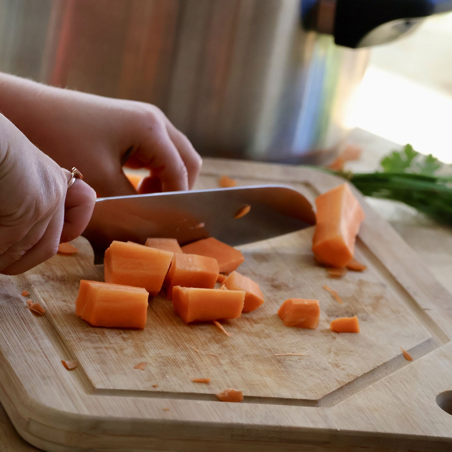 Barn, der er i gang med at skære gulerødder.